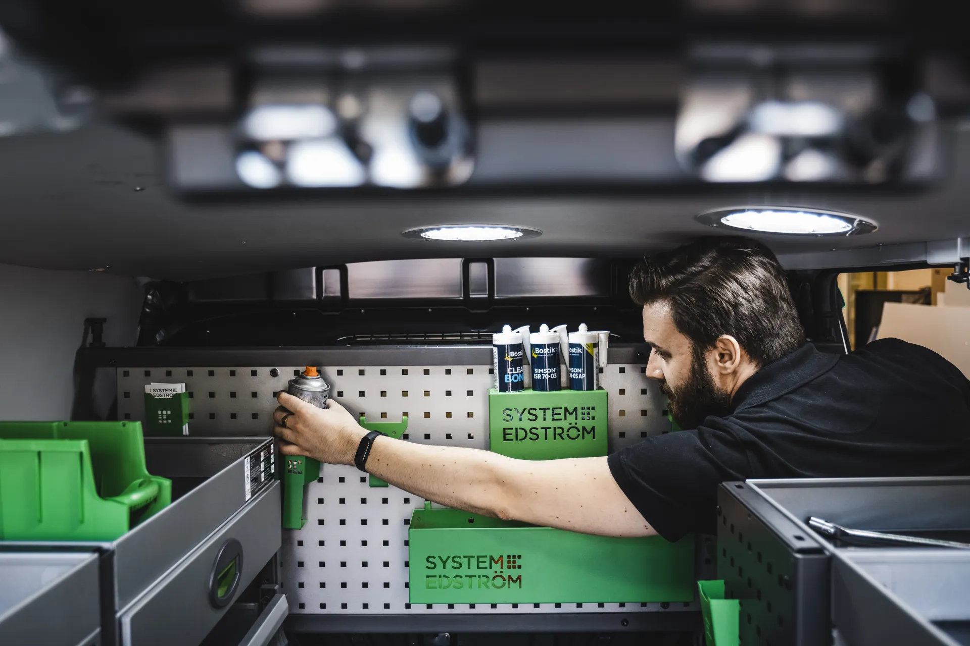 Hyllsystem i VW Crafter servicebil
